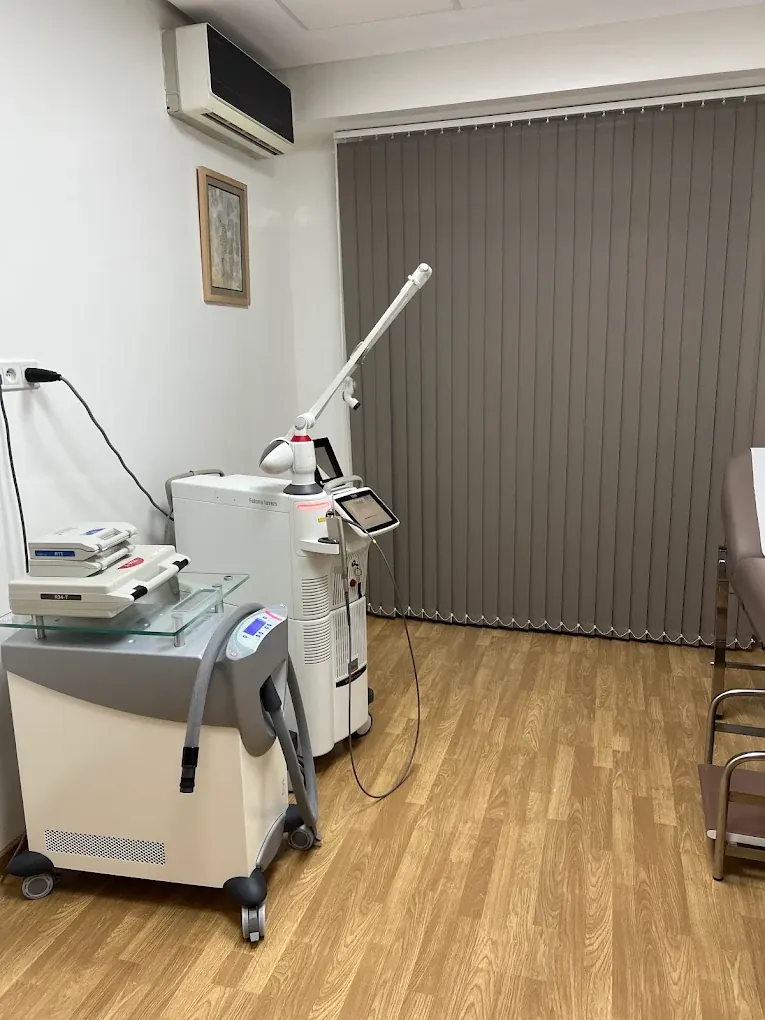 Salle laser du cabinet de dermatologie Dr El Mesbahi, Casablanca